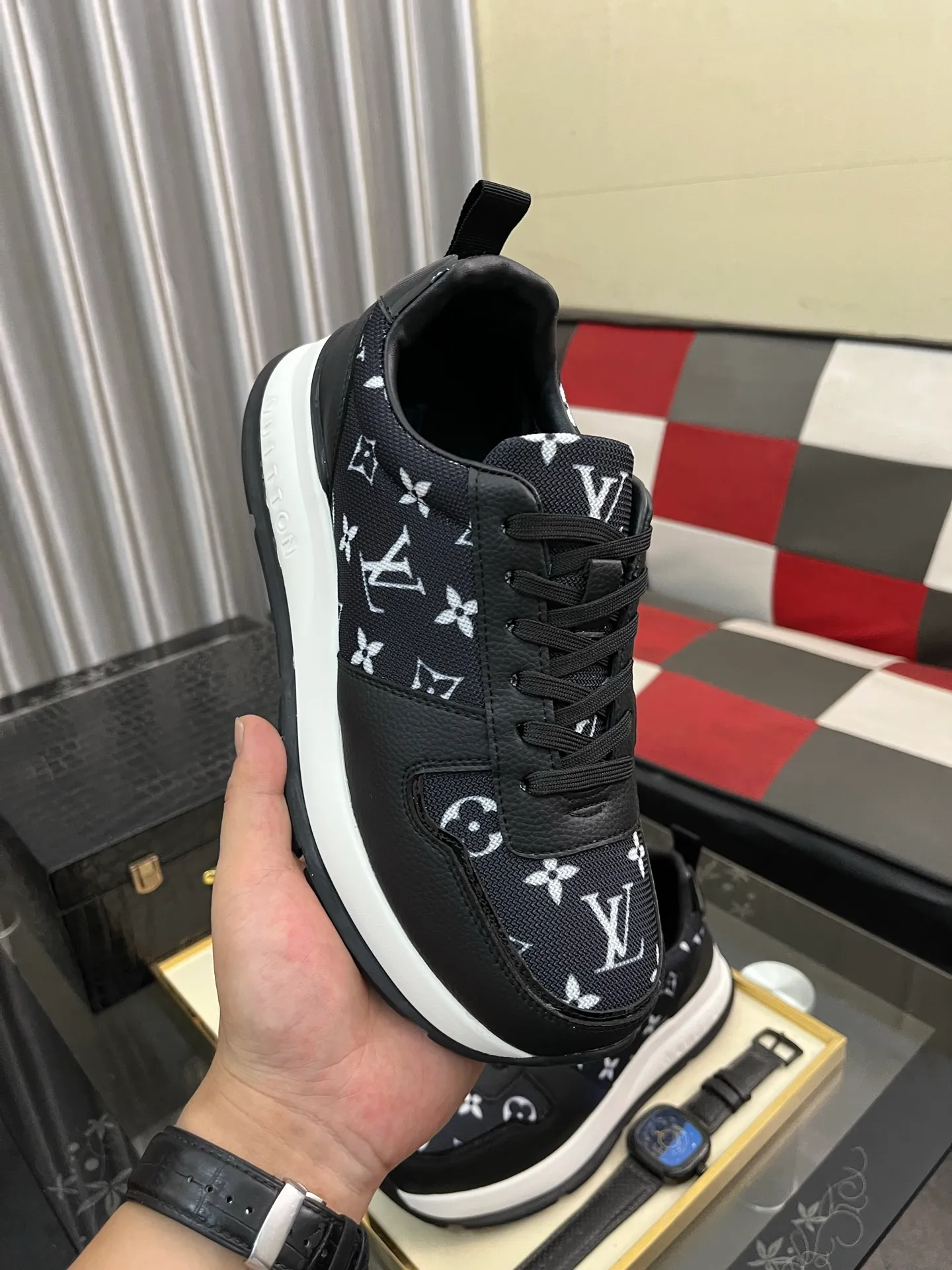 Men's men's shoes💰458⌚️⌚️ Loui* Vuitto* - Louis ** donkey's new color men's trainer sneakers, this LV Trainer sneaker is made of calfskin and breathable mesh, showing pure colors, the #54 logo on the back traces the brand's birth in 1854, the designer's handwritten brand logo embellishes one side, virgil Designed by abloh himself, it is a very commemorative sneaker. The new LV Louis Vuitton loui* vuitto* trainer sneaker low casual sports culture versatile basketball sneaker. Size: 38-444️⃣Colors available